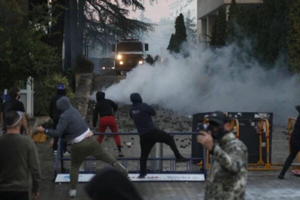 Protestat e dhunshme në Tiranë dhe rrethe, Policia: 152 të arrestuar, 120 efektivë të dëmtuar. Hetime për rrjetet sociale që bëjnë thirrje për dhunë