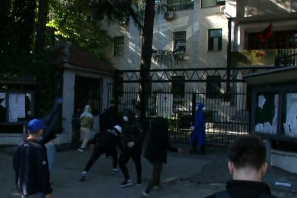 Dëmtimi i godinës së Gjykatës së Apelit, arrestohen 5 persona dhe shpallen në kërkim 15 të tjerë
