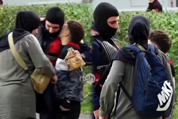 Rama publikon pamje nga protesta në Tiranë: Respekt për uniformën e Policisë së Shtetit