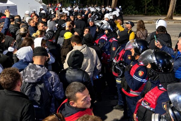 Pas 11 orësh tensione, qetësohet situata mes protestuesve dhe policisë para Kryeministrisë