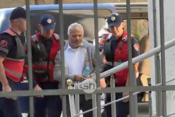 Arrestohet për ngacmimin e një 13-vjeçareje, mësuesi 60-vjeçar del para gjykatës në Fier