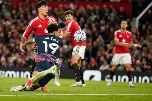 Tottenhami me 10 lojtarë ia merr një pikë Manchester Unitedit