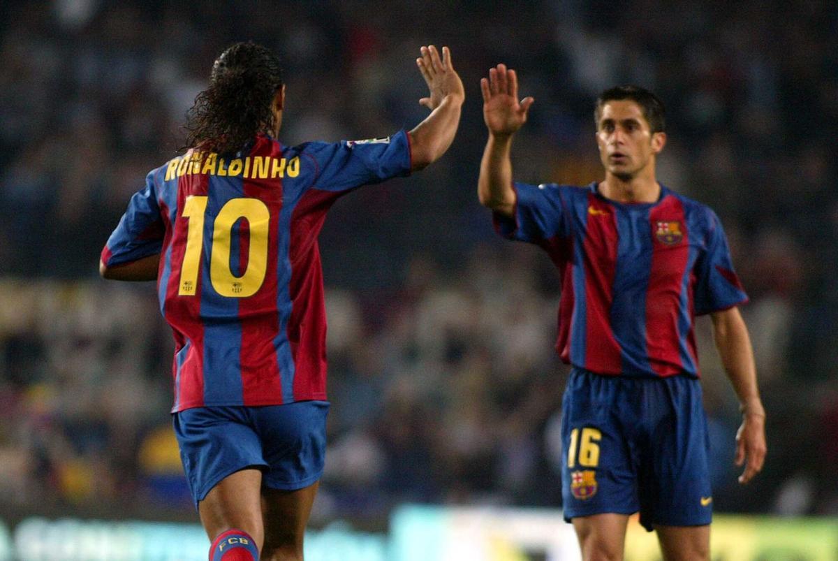 Sylvinho, junto a Ronaldinho