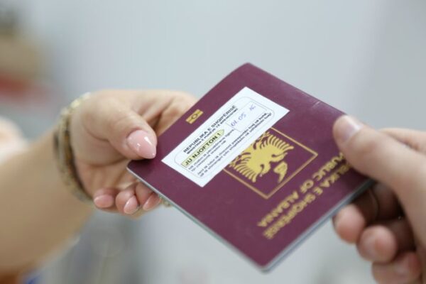 Rregulla të reja për dorëzimin e letërnjoftimeve elektronike, qeveria ndryshon vendimin për dokumentet biometrike