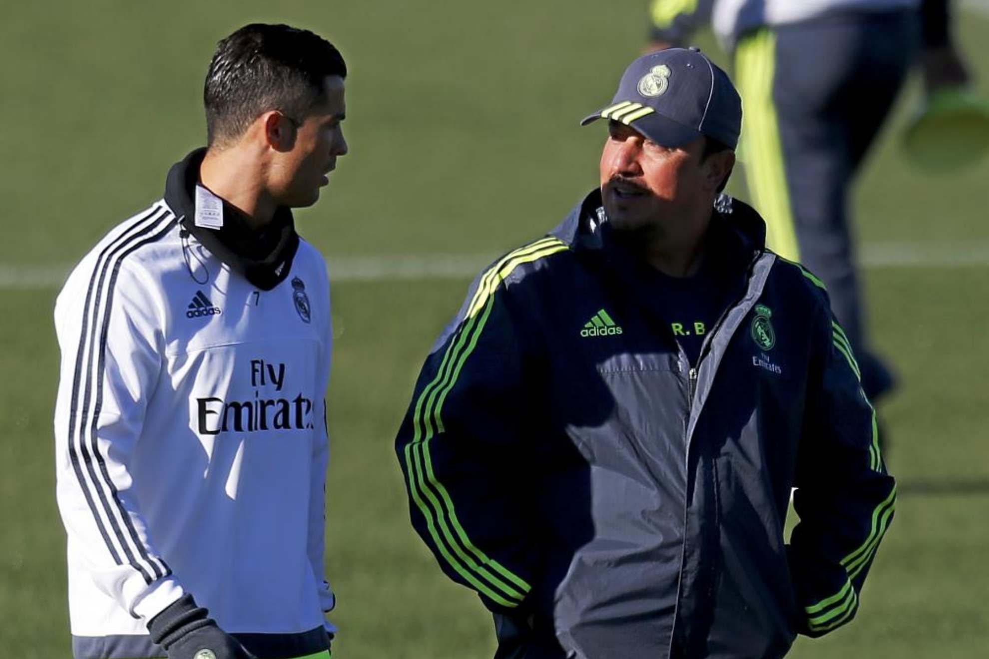 Cristiano Ronaldo y Rafa Ben&iacute;tez charlan durante la etapa que coincidieron en el Real Madrid.
