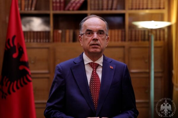 “Dhuna nuk mund të jetë kurrë zgjidhja”, Presidenti Begaj thirrje për dialog: Të mos lejojmë që tensionet të cenojnë stabilitetin e vendit