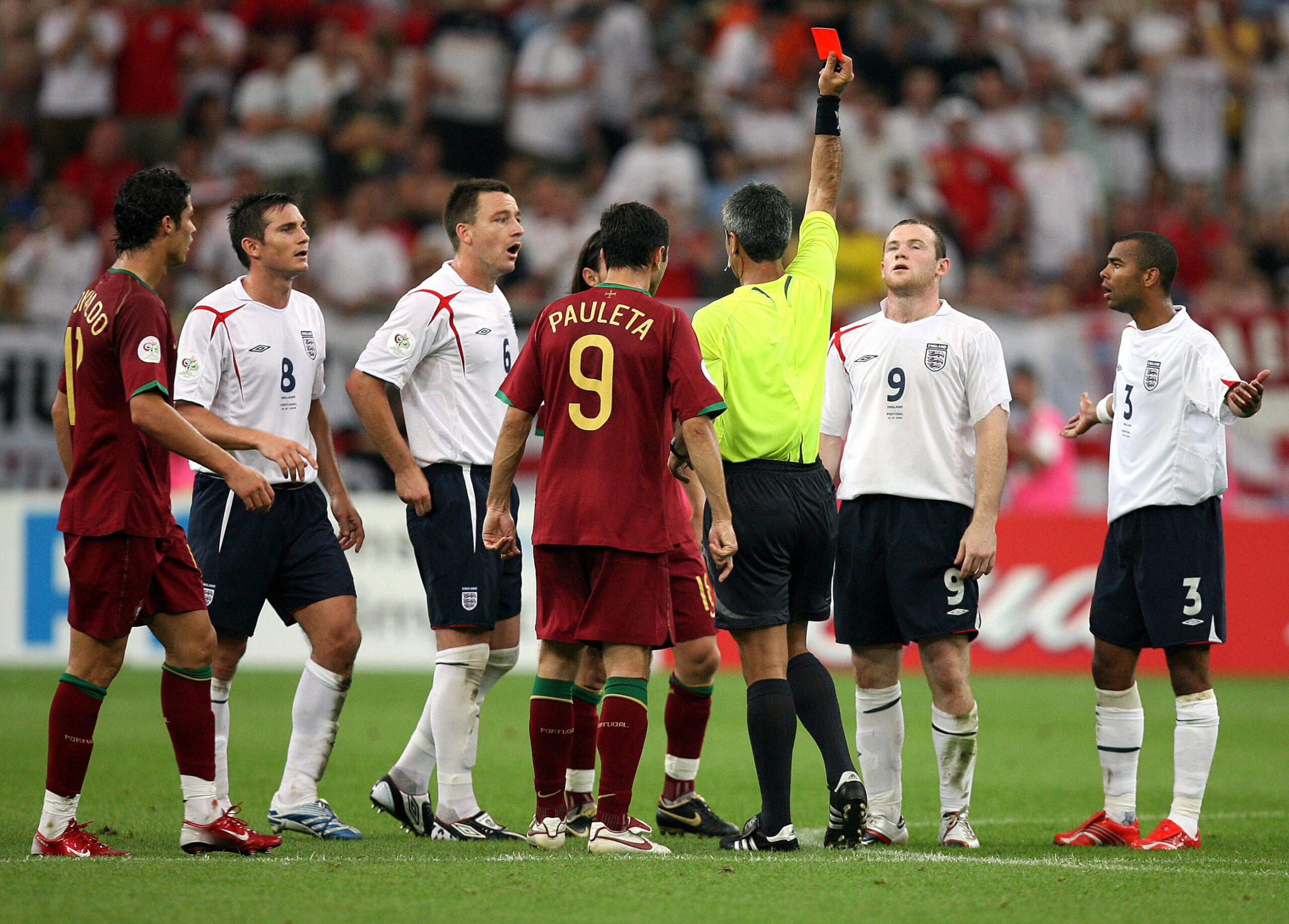 Rooney ve la cartulina roja ante Portugal en el Mundial de 2006