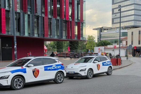 Derbi Partizani-Tirana, policia bllokon disa rrugë në kryeqytet, ja itineraret e tifozëve