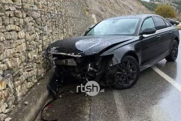 Aksident në aksin Levan-Tepelenë, “Audi” del nga rruga, plagosen nënë e bijë
