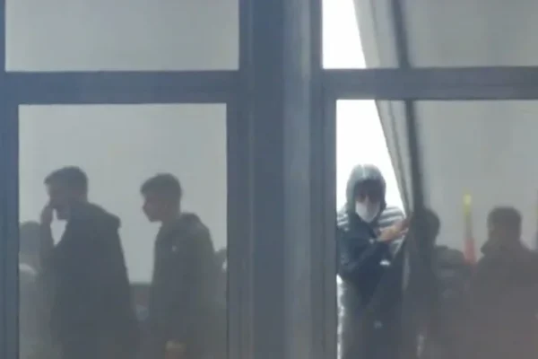 Policia e Shtetit: Protestuesit e maskuar sulmuan me molotov dhe u futën në oborrin e PD-së për t’iu shmangur arrestimit