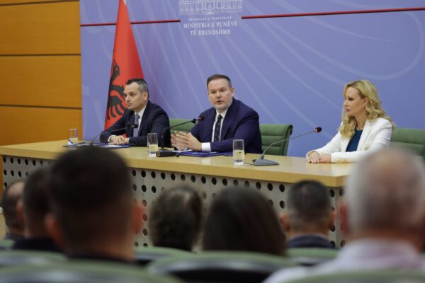 Ministri Demo bën bilancin e katër ditëve protesta: 156 të lënduar, mes tyre 97 efektivë policie dhe 4 të mitur