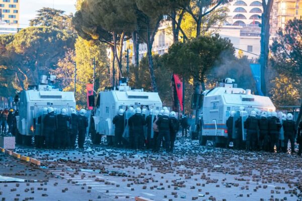 Policia e Shtetit reagon pas protestës: 5 efektivë të plagosur, AMP dhe Prokuroria hetojnë lëndimin e 28-vjeçarit, pezullohet një efektiv i “Shqiponjave”