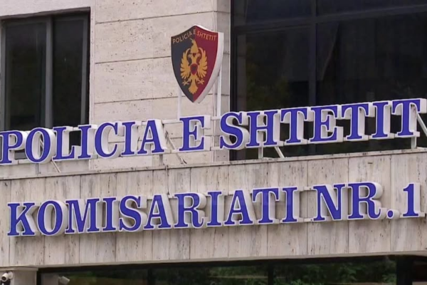 U arrestua për vjedhje me dhunë ndaj një të mituri, zbardhet ngjarja pas videos së publikuar mbi kontrollin në banesë