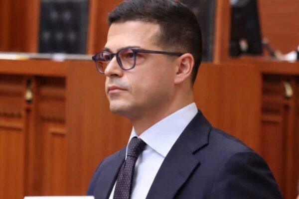 Pirro Vengu reagon për protestat: Studentët e duan Shqipërinë, nuk e djegin! Dhuna nuk i shërben asnjë kauze