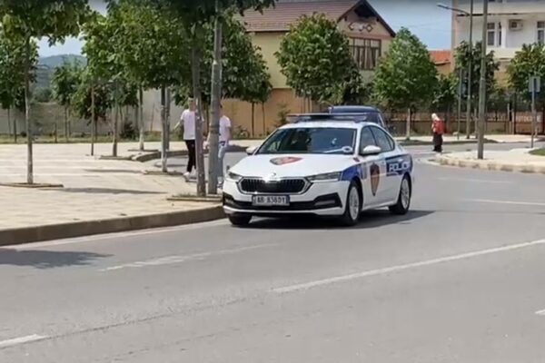 E rëndë në Has, 16-vjeçari plagos me biçak tre shokë klase pas një konflikti, dy dërgohen në Prizren
