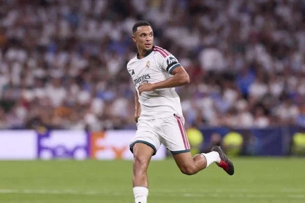 Carragher: Do ta riktheja Alexander-Arnold te Liverpool-i, bëri gabim që shkoi te Reali
