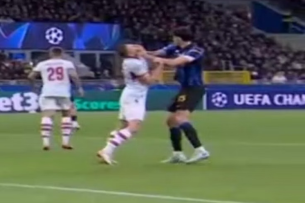 Inter-Shakhtar, Bastoni mori dy kartonë të verdhë brenda dy minutash dhe… jashtë fushe (pamjet)
