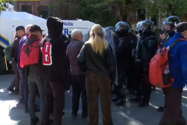Studentët vijojnë protestën në ditën 6, mblidhen te Ministria e Arsimit, blindohen dritaret e institucionit