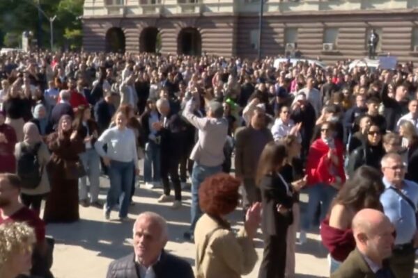 Pedagogët i bashkohen protestës së studentëve, Sindikata e Universiteteve shpall bojkotin: Do jemi çdo ditë në shesh