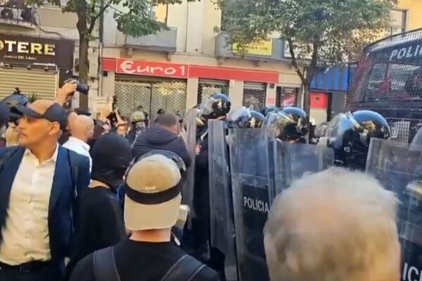 Live/Protesta para Ministrisë së Arsimit, hidhen gurë ndaj efektivëve. Policia hedh gaz dhe ujë për shpërndarjen e tyre