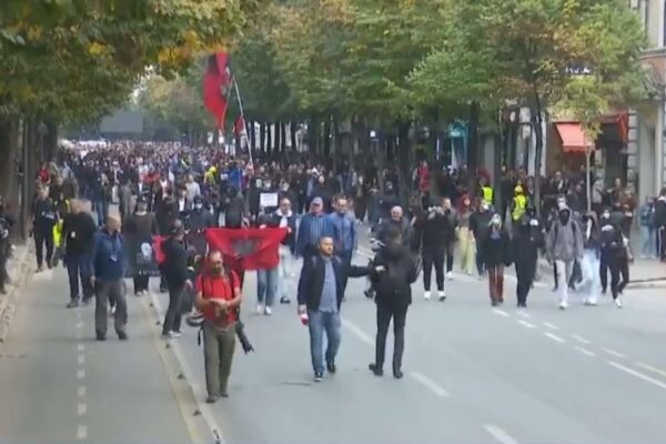Dita e 9-të e protestës/ Pasi përmbysën karriget e dialogut me Kryeministrin, protestuesit mblidhen te Ministria e Arsimit