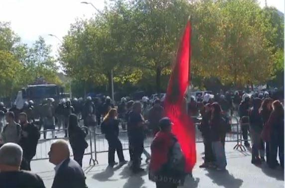 Dita e 10-të e protestës, pedagogët dhe studentët vijojnë bojkotin para Parlamentit