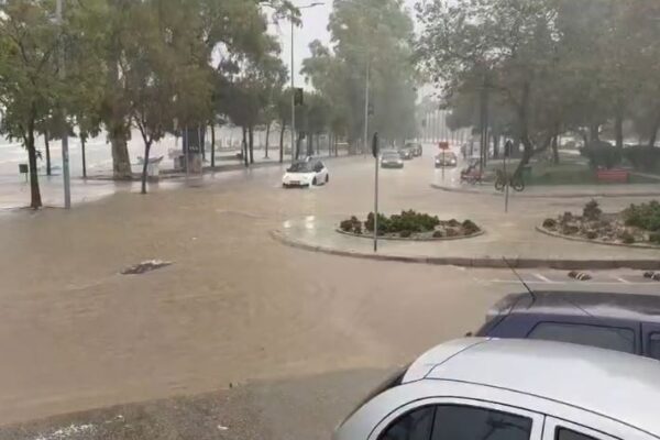 Shiu shkakton përmbytje në Vlorë, uji dhe dherat bllokojnë disa rrugë