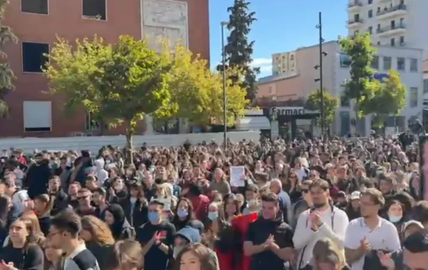 Protesta- Studentë dhe gjimnazistë bojkotojnë mësimin, nisin marshimin drejt Ministrisë së Arsimit
