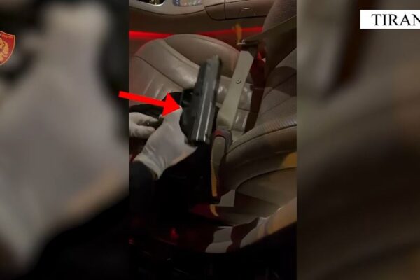 Kamzë/ U kap me pistoletë në makinë, arrestohet 29-vjeçari