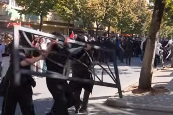Tensionet në protestë, Policia thirrje protestuesve: Shmangni aktet e dhunës, distancohuni nga personat e maskuar