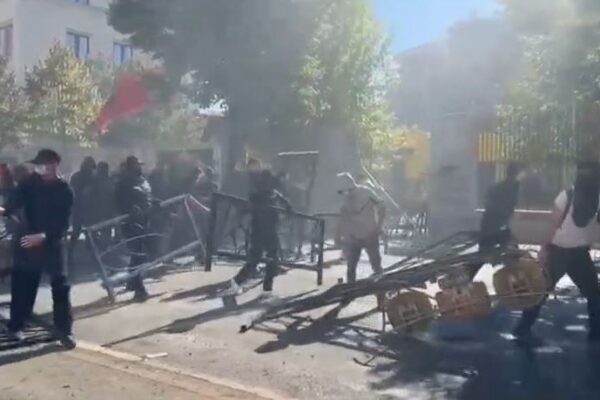 Policia e Shtetit ripërsërit apelin ndaj protestuesve: Distancohuni nga dhuna, dënimet shkojnë deri në 7 vite burg