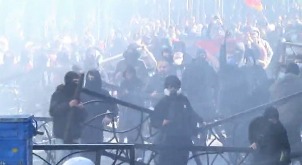 Protesta e studentëve/ Tensione para Ministrisë së Arsimit, Policia hedh ujë e gazlotsjellës për të shpërndarë protestuesit (Live)