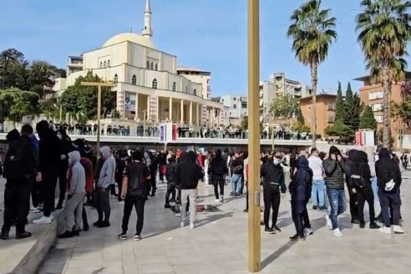 Studentët në Durrës bojkotojnë mësimin, protestë para bashkisë, gjuajnë me vezë drejt godinës