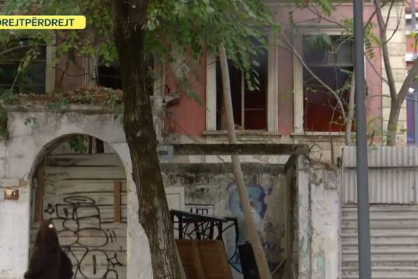 Video/ Protesta në Tiranë, i vihet zjarri një ndërtese pranë Ministrisë së Arsimit