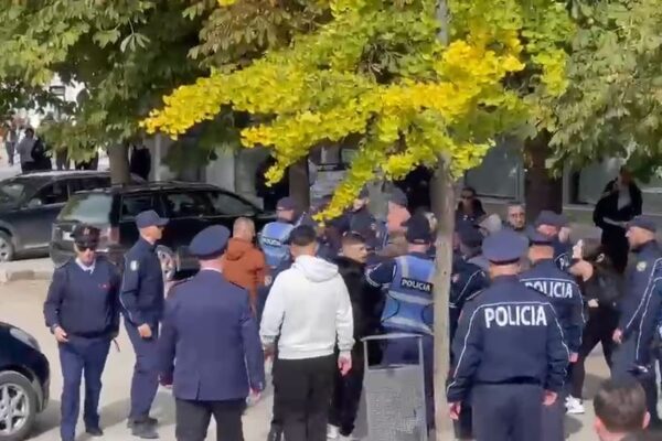 Protesta në Korçë, arrestohen dy persona dhe procedohen penalisht 23 të tjerë, 15 prej tyre të mitur