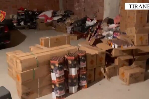 Zbulohet një banesë në Tiranë ku magazinoheshin lëndë piroteknike, dyshohet se furnizonin protestuesit. Arrestohet një 24-vjeçar