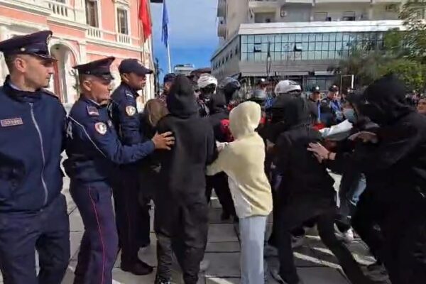 Protestat në Vlorë, të rinjtë marshojnë drejt bashkisë, përplasen me policinë dhe gjuajnë me vezë