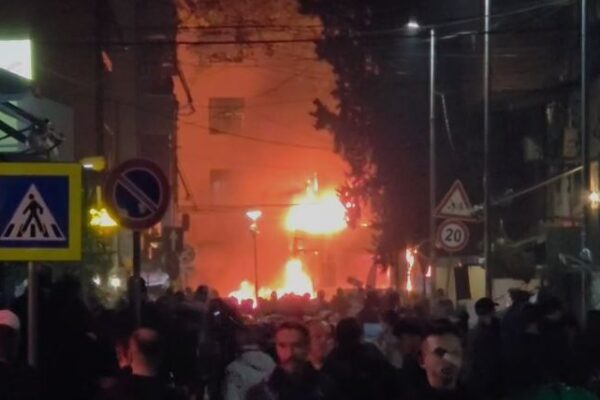 Përshkallëzohen përplasjet në protestë, digjen zyrat në Gjykatën e Lartë, një makinë dhe një biznes