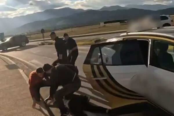 Dibër/Transportonte me taksi kallashnikov dhe pistoletë, arrestohet 30-vjeçari