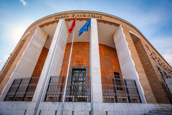 Protesta/ Banka e Shqipërisë: Kursimet e qytetarëve janë të sigurta