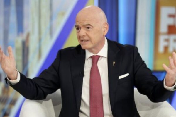 Një grua po synon ta rrëzoj Infantinon nga “froni” i FIFA-s