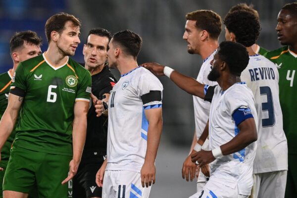 Tensionet shpërthejnë në tunel, trajneri irlandez akuzon futbollistin izraelit për pështyrje