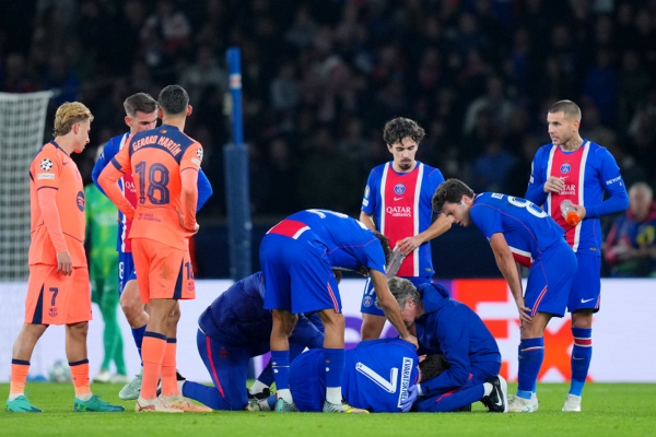PSG, frikë për Kvaratskhelia. Doli me “paterica”, dyshohet për këputje të ligamentit të kryqëzuar