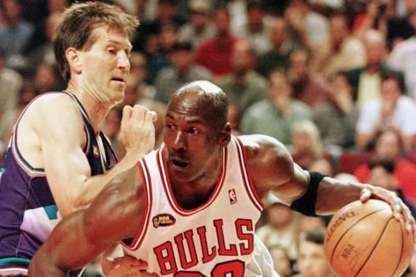 Fanella e Michael Jordan nga finalja e NBA-së shitet për 12.26 milionë dollar