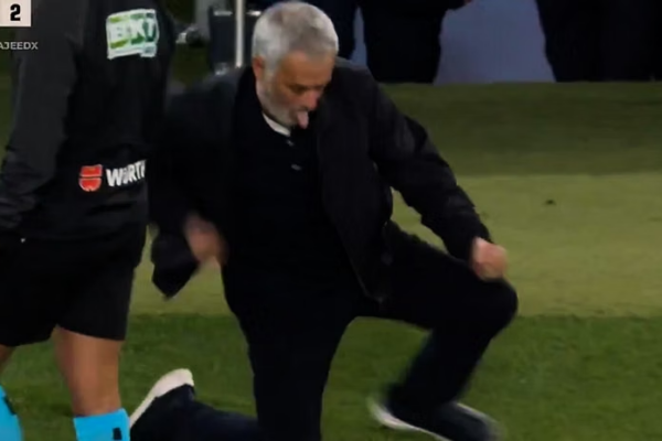 Mourinho ndez “Camp Nou” me festimin e shfrenuar të tij; në gjunjë dhe me gjuhën jashtë