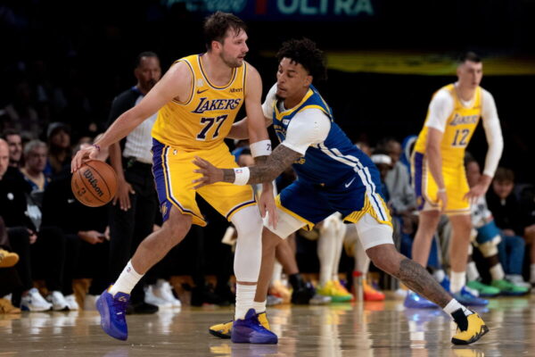 Nis sezoni i ri në NBA, Lakers shkëlqejnë ndaj Golden State