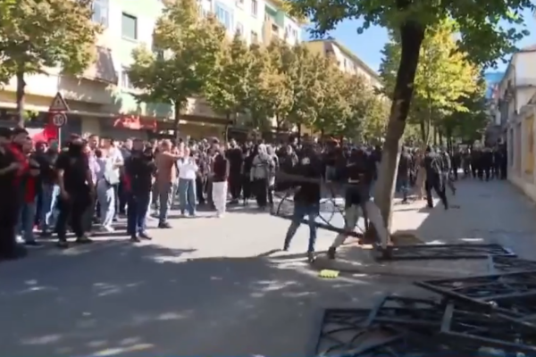Protesta e studentëve, gjykata lë në burg një protestues, 6 të tjerë në arrest shtëpie