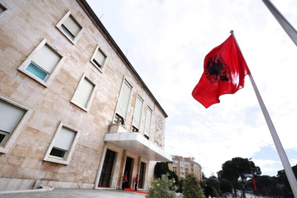 Vendimi i qeverisë: Shpërblim financiar për 2,750 punonjës të Policisë së Shtetit