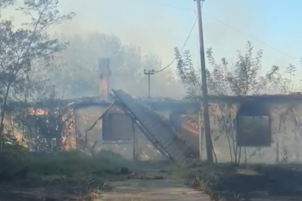 Zjarr masiv në Piraj të Lezhës/ Digjen dy banesa, ndërhyrje nga ajri dhe toka për të shpëtuar kishën dhe shtëpitë e tjera