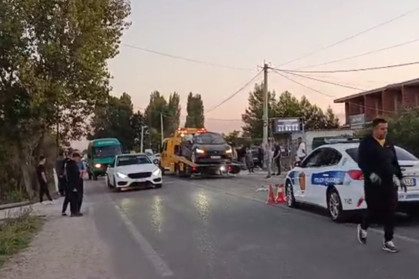 Aksident i rëndë në aksin Tapizë–Fushë-Krujë/ Humb jetën një 22-vjeçar egjiptian, plagoset drejtuesi 18-vjeçar